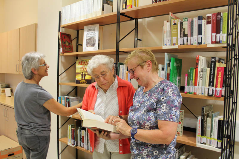 Bild: Zusammen stöbern: (von links) Elisabeth Leffers, Hella Kröger und Jo Müller-Belzer sind froh über die neuen Räumlichkeiten der Bücherei auf der Station II im Erdgeschoss des Marien Hospitals.